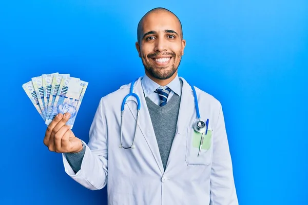 Hispanic Vuxen Läkare Man Bär Medicinsk Uniform Med 100 Sydafrikanska — Stockfoto