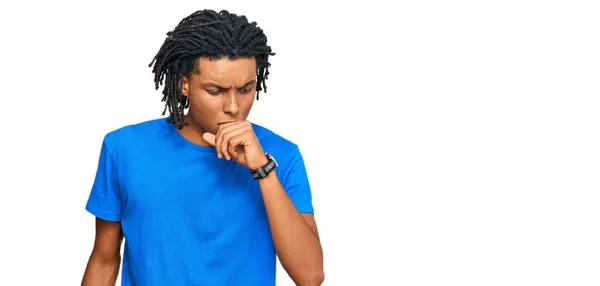 Fiatal Afro Amerikai Férfi Alkalmi Ruhát Visel Rossz Közérzet Köhögés — Stock Fotó