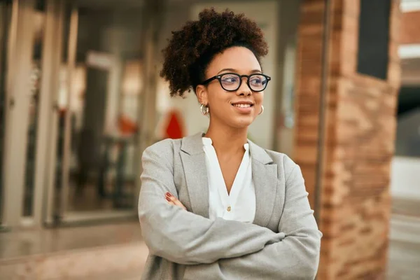 Joven Mujer Negocios Afroamericana Con Los Brazos Cruzados Pie Ciudad — Foto de Stock