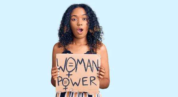 Joven Africana Americana Chica Sosteniendo Mujer Poder Bandera Asustado Sorprendido — Foto de Stock
