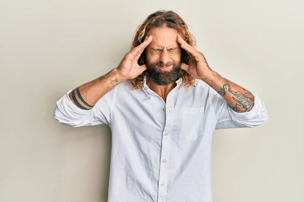 Knappe Man Met Baard Lang Haar Casual Wit Shirt Met — Stockfoto