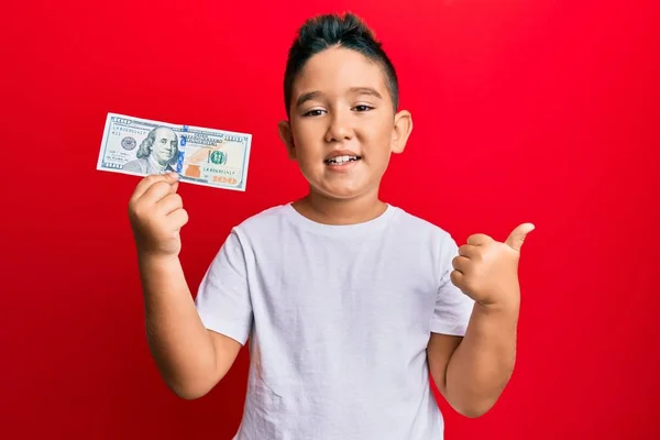 Mały Chłopiec Latynoski Dzieciak Trzyma 100 Dolarów Banknot Uśmiechnięty Szczęśliwy — Zdjęcie stockowe