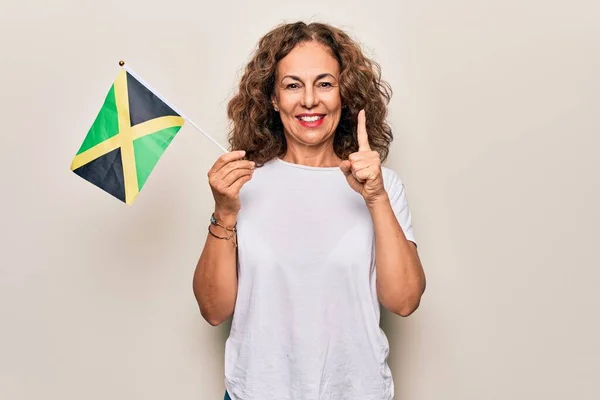 Middelbare Leeftijd Mooie Toeristische Vrouw Met Italiaanse Vlag Geïsoleerde Witte — Stockfoto