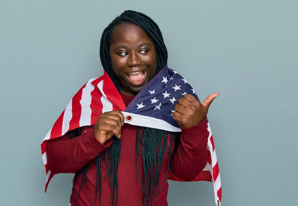 Ung Svart Kvinna Med Flätor Håller Usa Flagga Pekar Tummen — Stockfoto