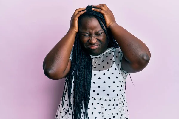 Mujer Negra Joven Con Trenzas Que Usan Ropa Casual Que —  Fotos de Stock