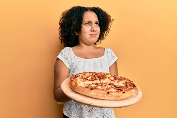 Niña Con Pelo Afro Sosteniendo Pizza Italiana Enojada Loca Gritando —  Fotos de Stock