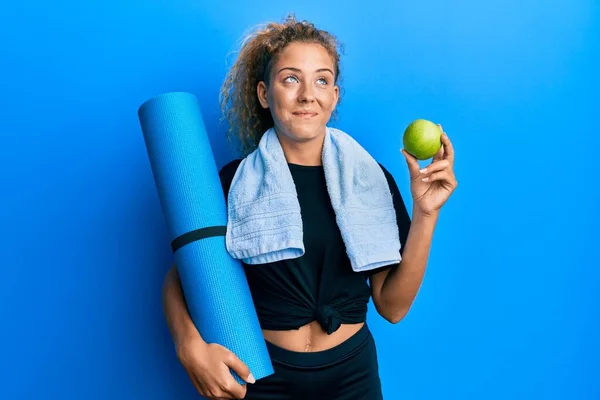 Schöne Kaukasische Teenager Mädchen Hält Yogamatte Und Grünen Apfel Lächelnd — Stockfoto