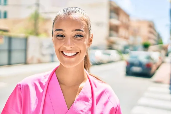 若いヒスパニック系の医者の女性の笑顔幸せ街の通りを歩く — ストック写真