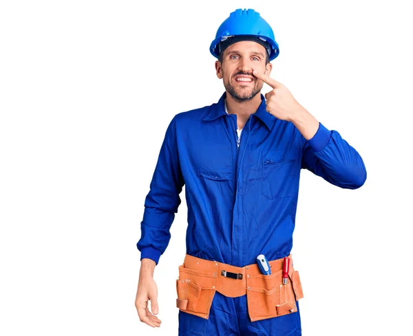 Homem Bonito Jovem Vestindo Uniforme Trabalhador Hardhat Apontando Com Dedo — Fotografia de Stock