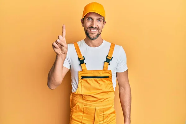 Ung Stilig Man Bär Handyman Uniform Över Gul Bakgrund Visar — Stockfoto