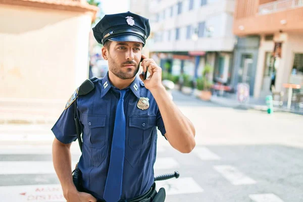 Genç Yakışıklı Spanyol Polis Memuru Polis Üniforması Giyip Mutlu Gülümsüyor — Stok fotoğraf