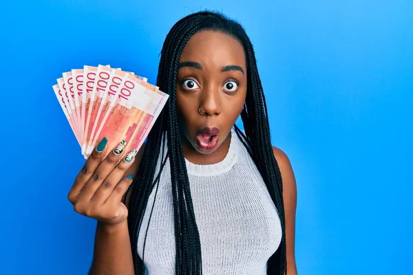 Mladá Africká Americká Žena Držící 100 Norských Korunových Bankovek Vystrašená — Stock fotografie