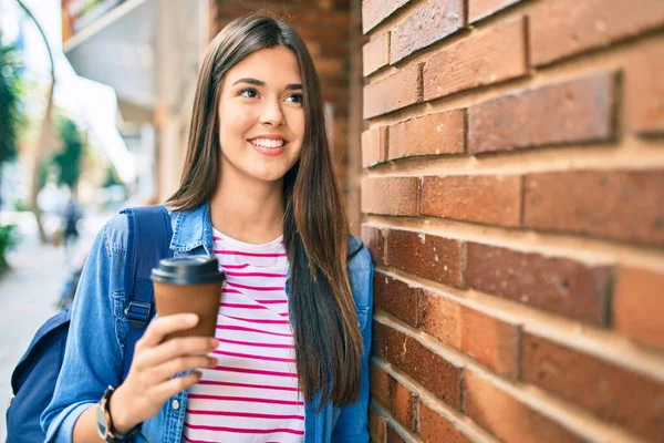 Joven Estudiante Hispana Sonriendo Feliz Bebiendo Café Ciudad — Foto de Stock