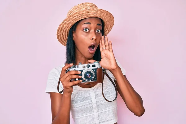 Mladá Africká Americká Žena Letním Klobouku Drží Vintage Fotoaparát Ruku — Stock fotografie