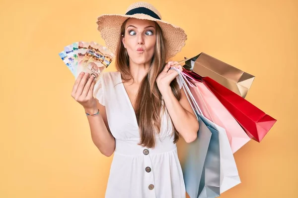 Jovem Loira Segurando Sacos Compras Dólares Canadenses Fazendo Cara Peixe — Fotografia de Stock