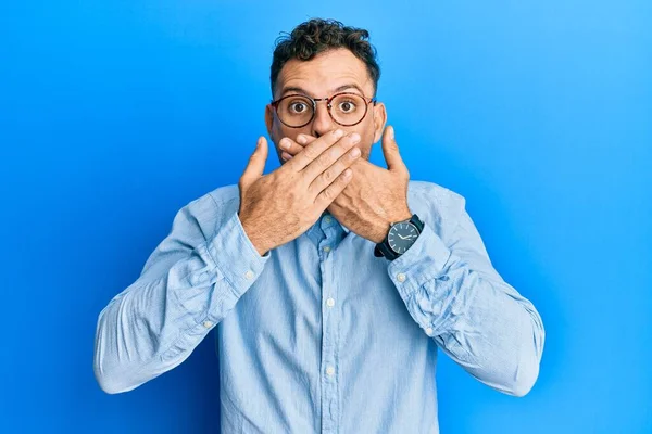 Giovane Uomo Ispanico Indossando Vestiti Casual Occhiali Scioccato Coprendo Bocca — Foto Stock