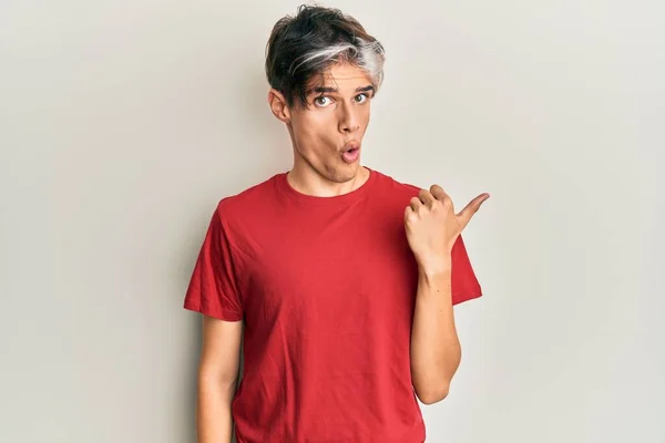 Joven Hombre Hispano Con Ropa Casual Sorprendido Señalando Con Dedo —  Fotos de Stock