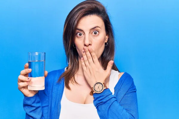 Ung Vacker Kvinna Dricka Glas Vatten Täcker Munnen Med Handen — Stockfoto