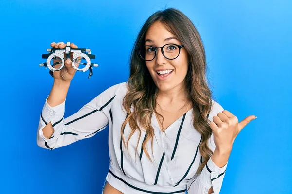 Ung Brunett Kvinna Håller Optometri Glasögon Pekar Tummen Upp Till — Stockfoto