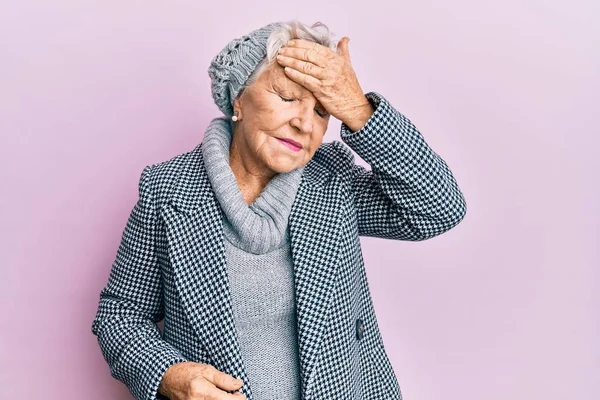 Femme Âgée Aux Cheveux Gris Portant Pull Hiver Laine Surpris — Photo