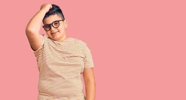 Niño Pequeño Con Ropa Casual Gafas Sonriente Seguro Tocar Cabello —  Fotos de Stock