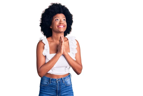 Ung Afrikansk Amerikansk Kvinna Bär Casual Kläder Tiggeri Och Med — Stockfoto