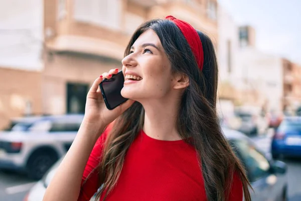 Mladá Běloška Šťastně Usmívá Mluví Smartphonu Chodí Městě — Stock fotografie