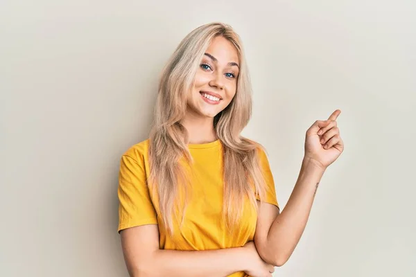 Vacker Kaukasiska Blond Flicka Bär Casual Tshirt Med Ett Stort — Stockfoto