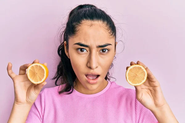 Adolescente Ispanica Con Apparecchio Dentale Che Tiene Limone Faccia Shock — Foto Stock