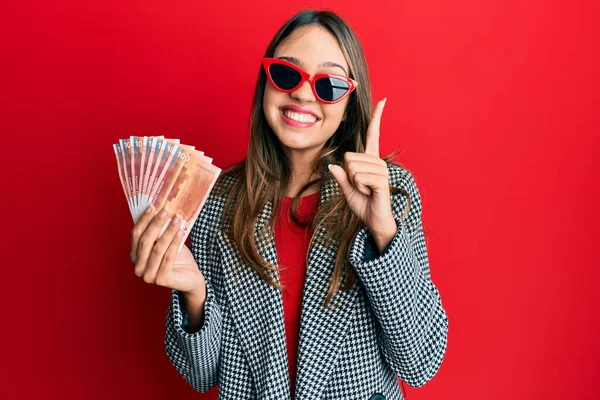 Jovem Morena Segurando 100 Notas Coroa Norwegian Sorrindo Com Uma — Fotografia de Stock