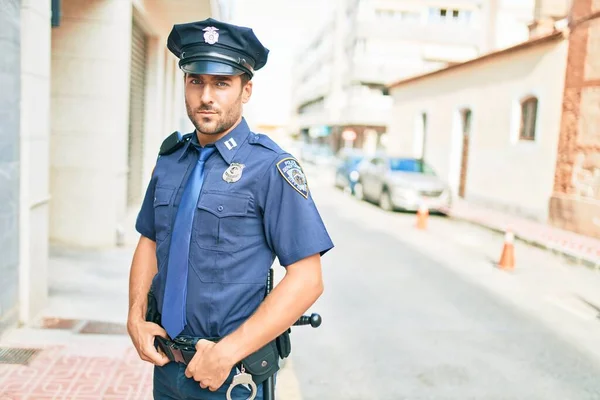 Polis Üniforması Giyen Genç Yakışıklı Spanyol Polis Kasaba Caddesinde Ciddi — Stok fotoğraf
