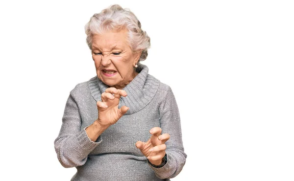 Senior Mujer Pelo Gris Con Suéter Invierno Casual Expresión Disgustada —  Fotos de Stock