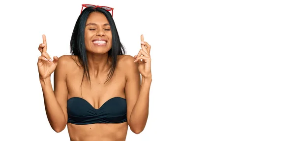 Giovane Donna Afroamericana Bikini Gesticolare Incrociando Dito Sorridente Con Speranza — Foto Stock