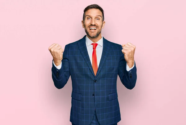 Pohledný Muž Vousy Obleku Kravatě Slaví Překvapení Úžas Nad Úspěchem — Stock fotografie