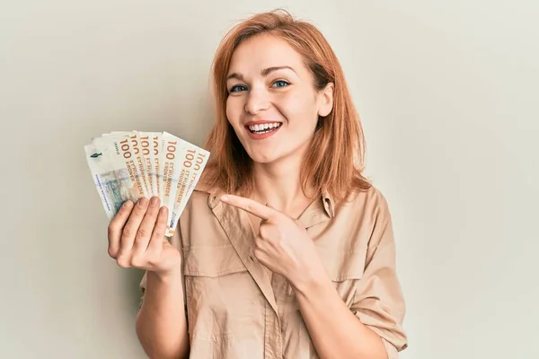 Mladá Běloška Drží 100 Dánských Korunových Bankovek Šťastně Usmívá Ukazujíc — Stock fotografie
