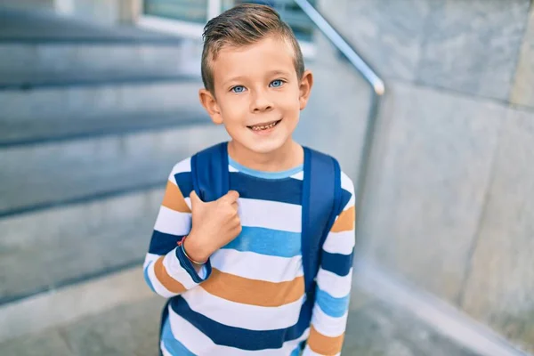 Schattige Blanke Student Jongen Glimlachend Gelukkig Staande Stad — Stockfoto