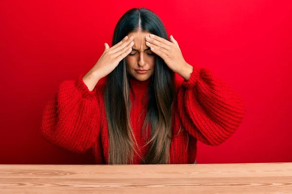 Mulher Hispânica Bonita Vestindo Roupas Casuais Sentado Mesa Com Mão — Fotografia de Stock