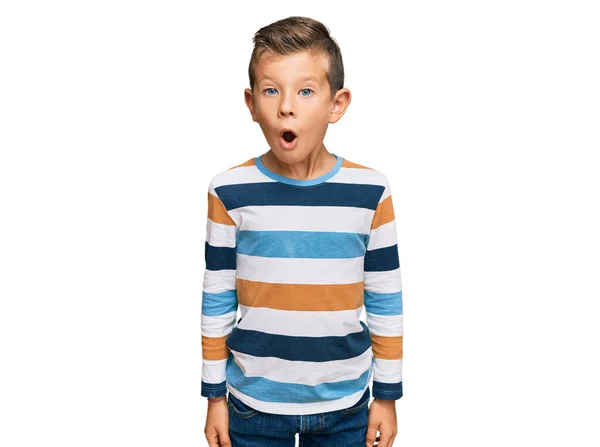 Adorable Niño Caucásico Con Ropa Casual Asustado Sorprendido Con Boca — Foto de Stock