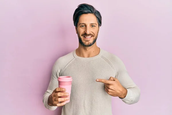 Joven Hombre Hispano Bebiendo Una Taza Café Para Llevar Sonriendo —  Fotos de Stock