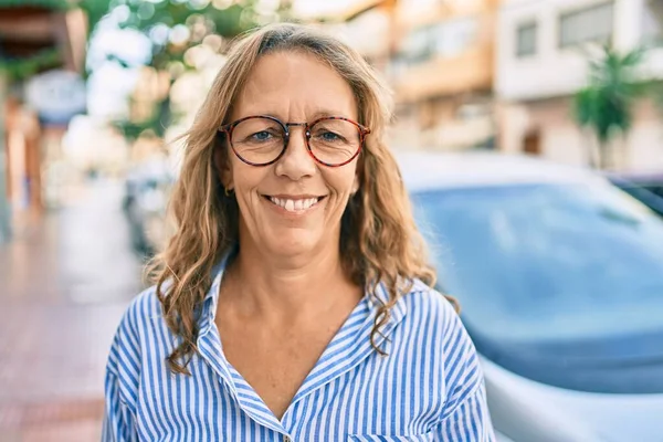 Mujer Caucásica Mediana Edad Sonriendo Feliz Pie Ciudad —  Fotos de Stock