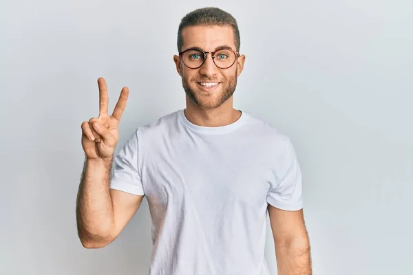 Ung Kaukasier Man Bär Casual Kläder Och Glasögon Visar Och — Stockfoto