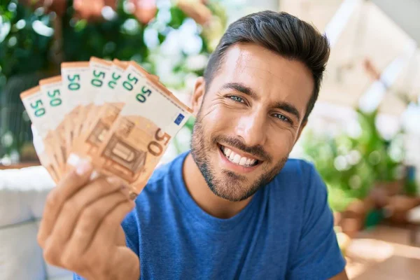 Joven Hispano Sonriendo Feliz Sosteniendo Billetes Euros Terraza — Foto de Stock