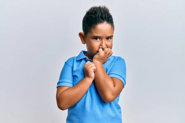 Kleine Jongen Latijns Amerikaanse Jongen Draagt Casual Kleding Die Gestrest — Stockfoto