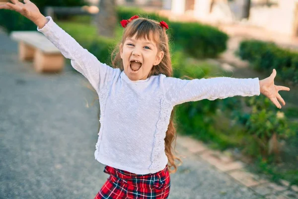 Schattig Blank Kind Meisje Met Open Armen Glimlachend Gelukkig Naar — Stockfoto