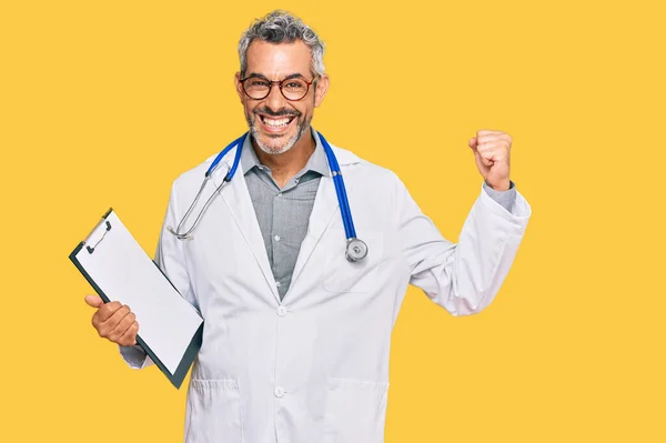 Hombre Pelo Gris Mediana Edad Con Estetoscopio Médico Sosteniendo Portapapeles —  Fotos de Stock