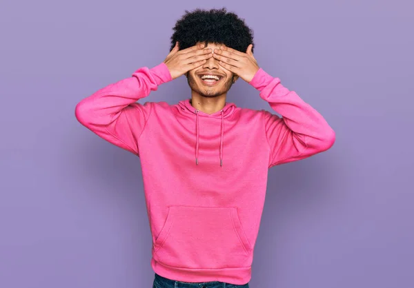 Ung Afrikansk Amerikansk Man Med Afro Hår Bär Casual Rosa — Stockfoto