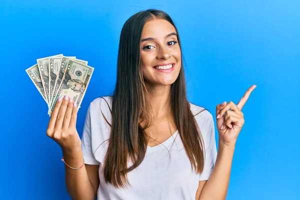 Ung Latinamerikansk Kvinna Håller Dollar Ler Glad Pekar Med Hand — Stockfoto