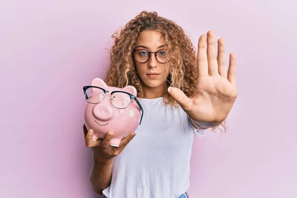 Mooi Kaukasisch Tiener Meisje Houden Piggy Bank Met Bril Met — Stockfoto