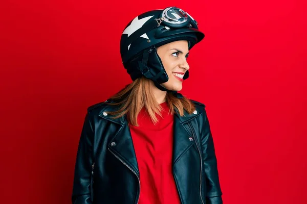 ヒスパニック系の若い女性の顔に笑顔で横に見えるオートバイのヘルメットを着て 自然な表情 自信を持って — ストック写真
