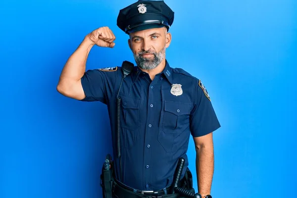 Középkorú Jóképű Férfi Rendőri Egyenruhát Visel Erős Ember Mutatja Kar — Stock Fotó